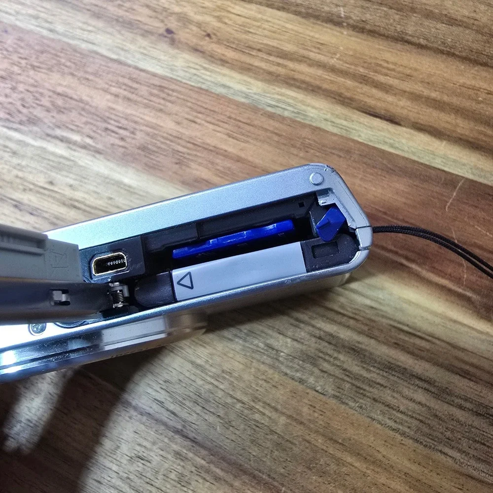 Sony CyberShot DSC-W730 Digital Camera Silver 16.1MP 8x Zoom Digicam Bundle WORK